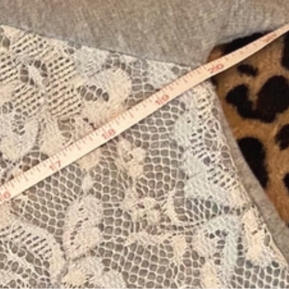 Gray & White Lace Long Sleeve Top Size XL - Picture 4 of 8